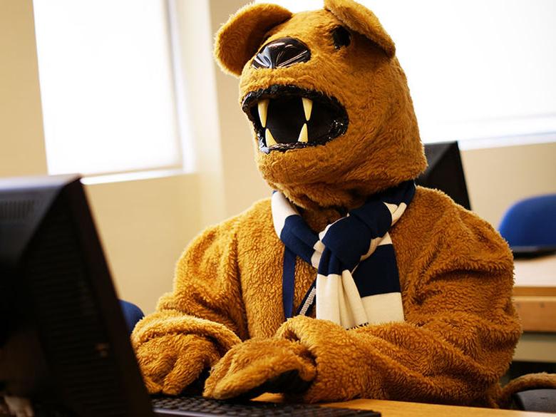 吉祥物Nittany Lion在教室里的电脑上查找信息