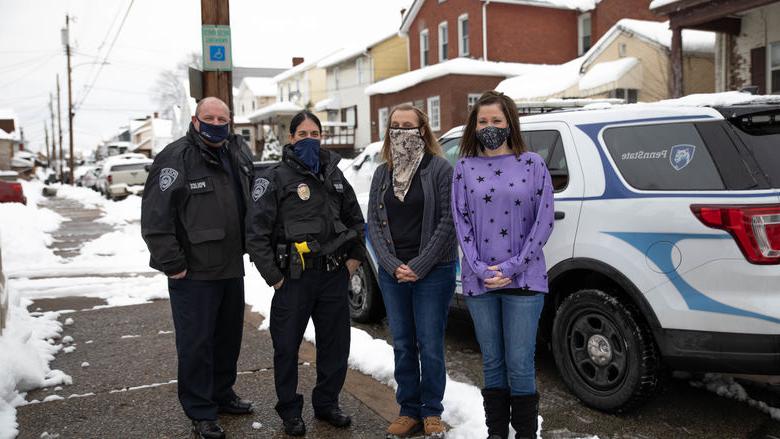 四个人戴着口罩站在外面