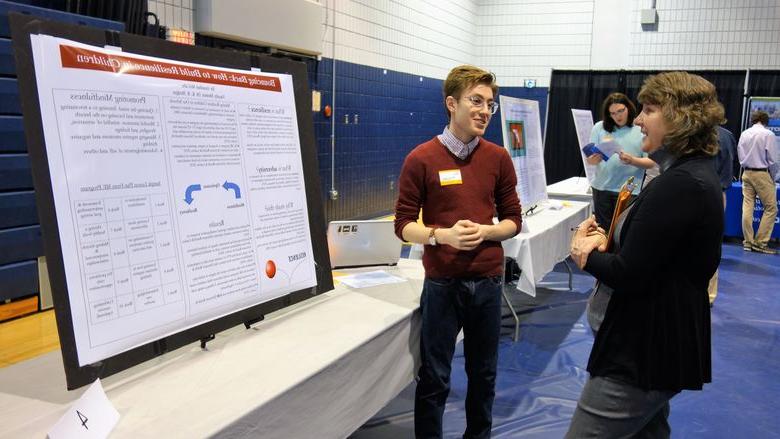 Student presents research at 2018 exposition