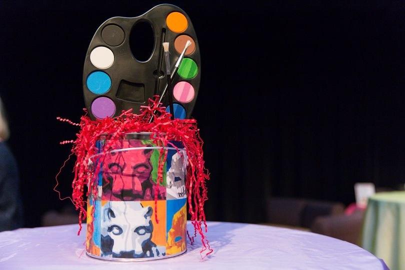 在2018 另类派对上，油漆罐是餐桌上的中心装饰品